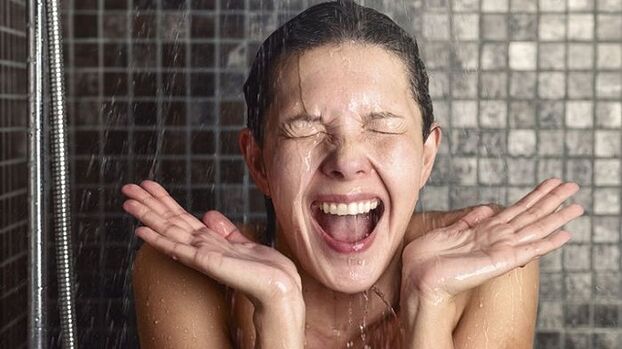 Douche contrastée pour augmenter la taille du sein