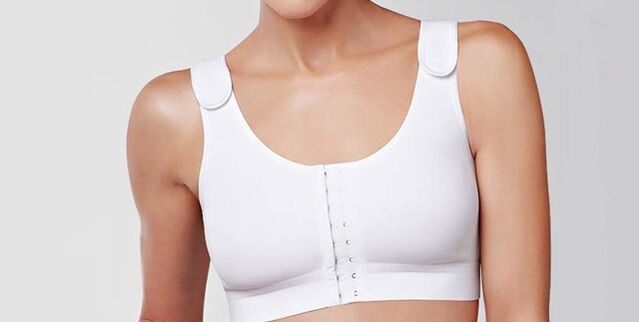 Vêtements de compression après lifting et augmentation mammaire.
