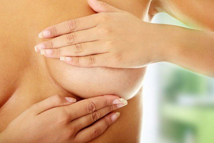 massage des seins avec de l'huile pour agrandir
