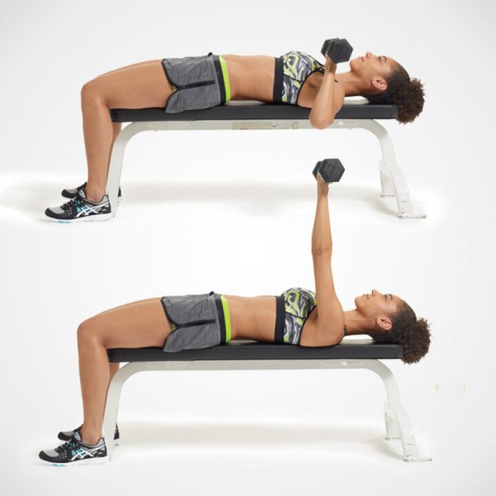 Développé couché avec haltères pour agrandir les seins.